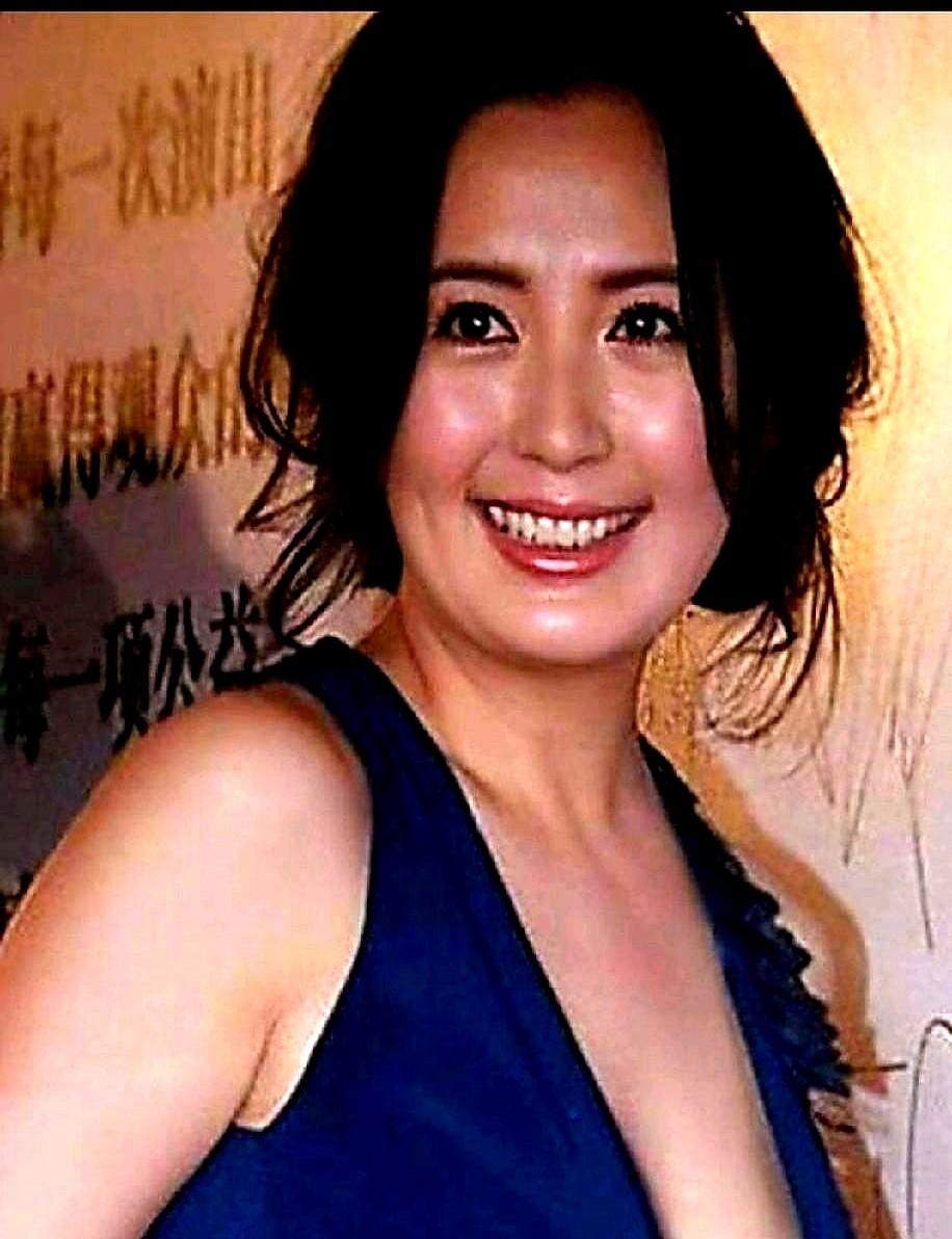 49岁穿深V，被骂也上热搜。

她一句“想试颜色”把锅甩给布料，高。

宝蓝长裙