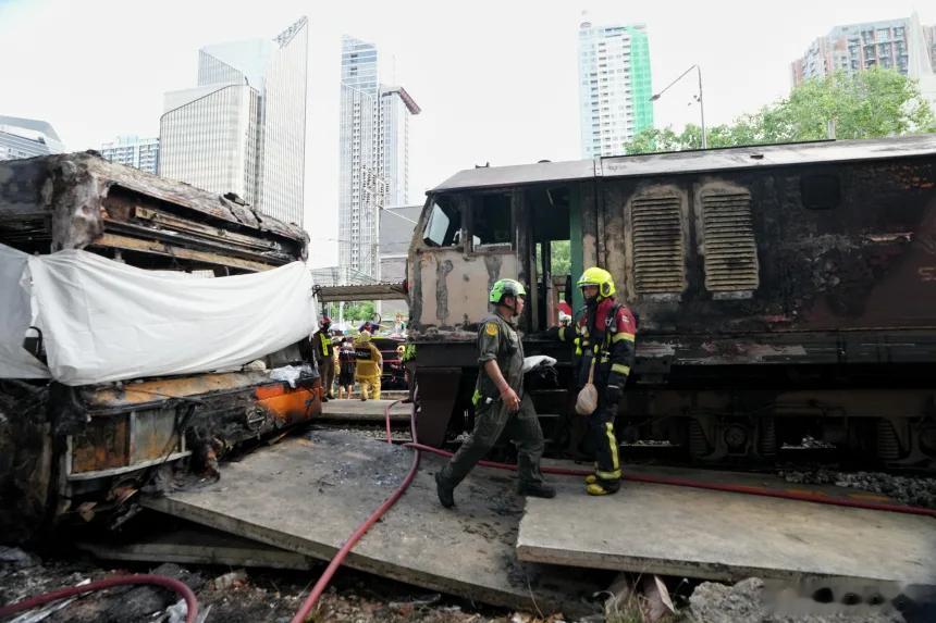 【泰国一列火车与巴士相撞引发大火，造成至少8人死亡、25人受伤】路透社报道——救
