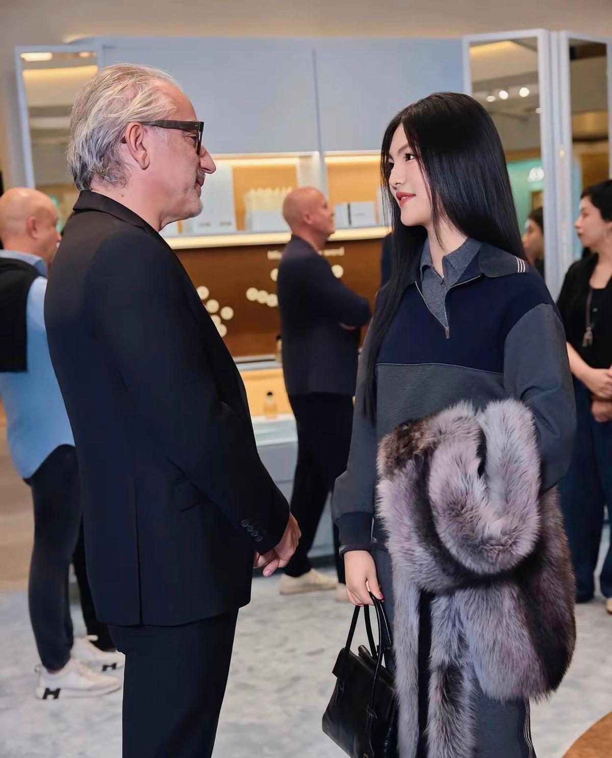 王诗龄一个人来了，没带妈妈。
白T恤配运动鞋，清爽得像刚下课的高中生。
没人再喊