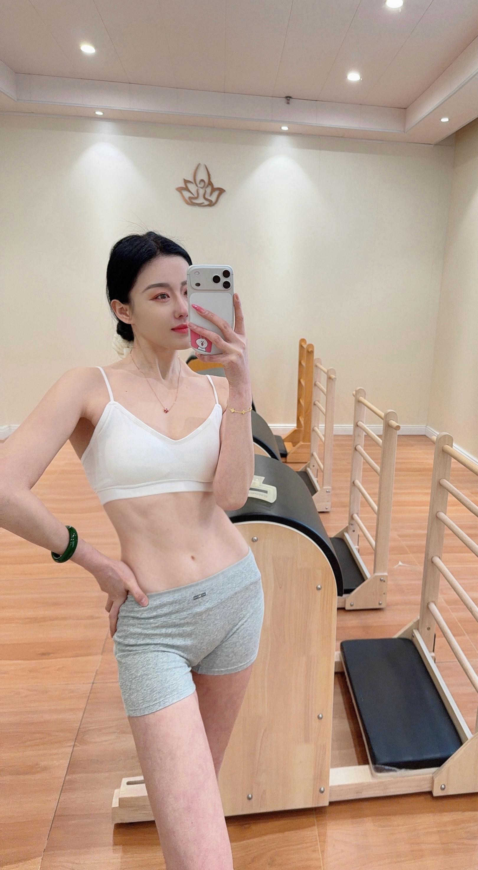 提升气质，拥有极致的身材，凹凸有致的腰臀，站着迷人，躺着醉人，看着诱人.