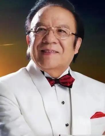 杨洪基唱三国演义主题曲，滚滚长江东逝水，拿了9万块，毛阿敏唱片尾曲历史的天空，拿