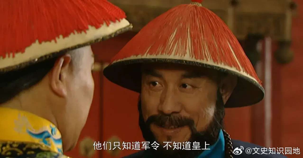 一天，年羹尧坐在轿中，忽然天降鹅毛大雪。他见抬轿官吏双手冻得发紫，突然下令：“去