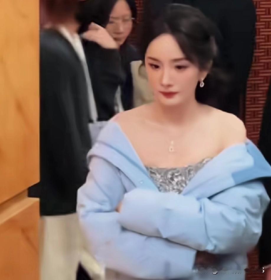 杨幂这羽绒服的穿法也太会玩啦！
露肩穿棉袄，
既保暖又时髦，
让人摸不准她究竟是