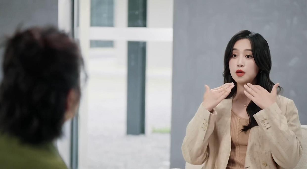 36岁蓝盈莹正面回应苦相，网友骂她“苦瓜脸”，她听进去了，然后用咬筷子、面部瑜伽