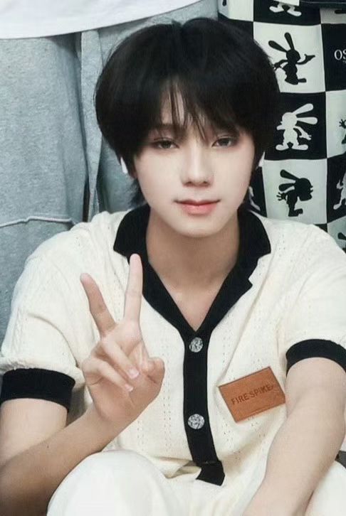 王橹杰通王幸福的橹杰 这个小呆子萌萌的۶•͈⚇•͈♡