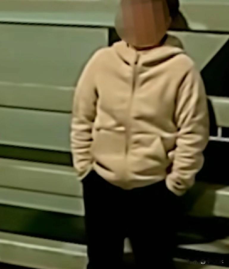 2月13日，温州乐清公安局接到报警，说在瓯江北口大桥有人需要帮助，民警迅速出警赶