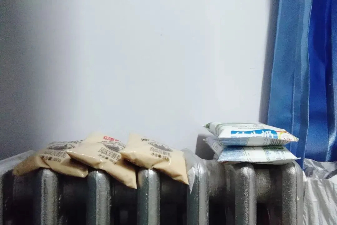 奶奶用暖气片烤苹果干 上学那会儿还用学校的暖气片温牛奶，宿舍的暖气更多用，还用来