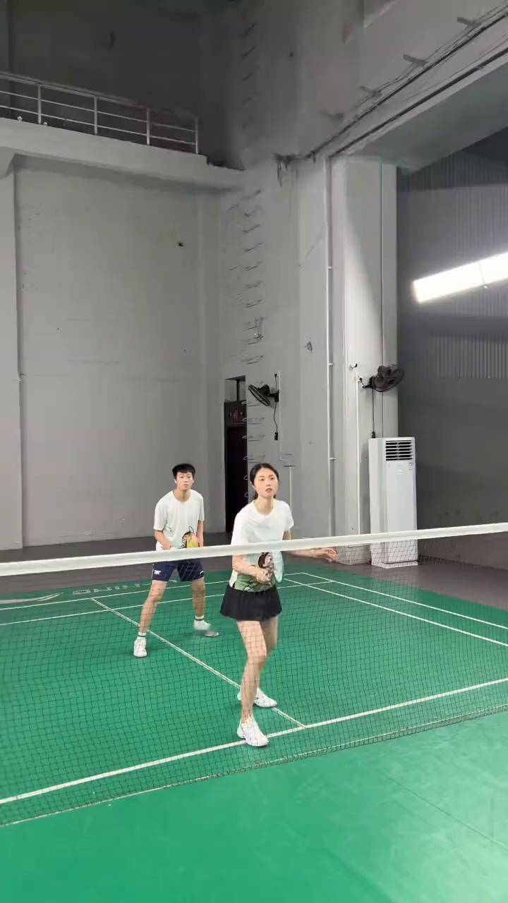 双打三字经。
·1、谁放网谁盯网。
·2、谁起球谁分边。
·3、谁反击谁跟进。