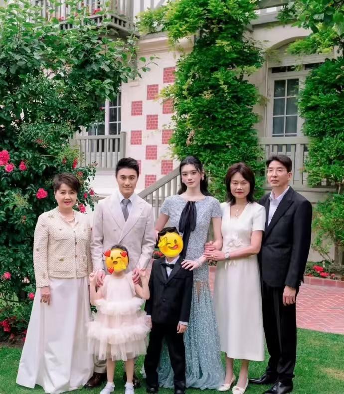 奚梦瑶妈妈的个子好高啊！
奚梦瑶婚礼上，她和何猷君、一儿一女，以及四太、自己父母