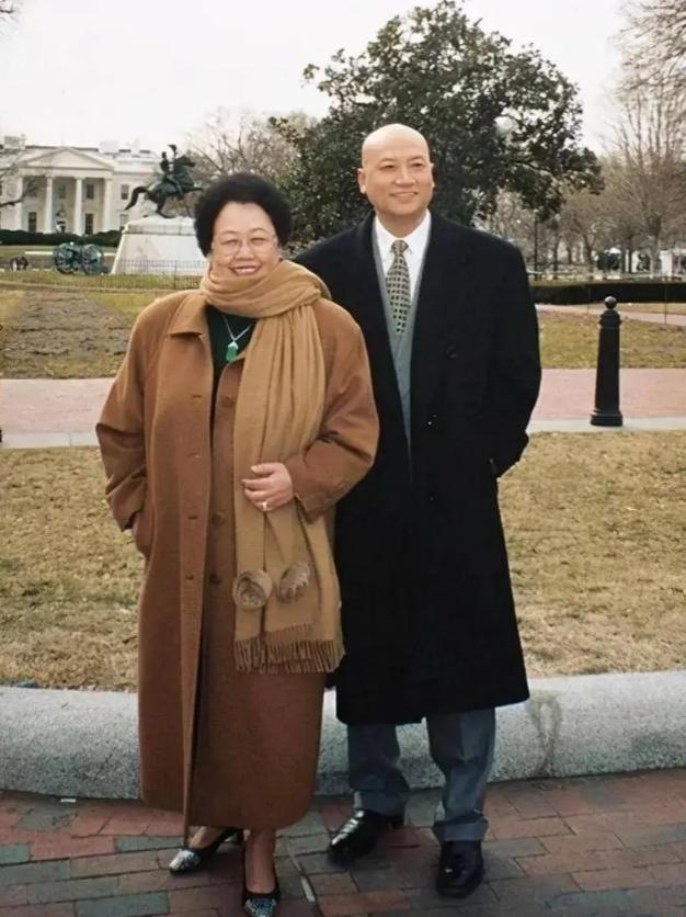 陈丽华因病离世，最悲痛的当属迟重瑞。他38岁时顶住压力娶了年长11岁的陈丽华，相