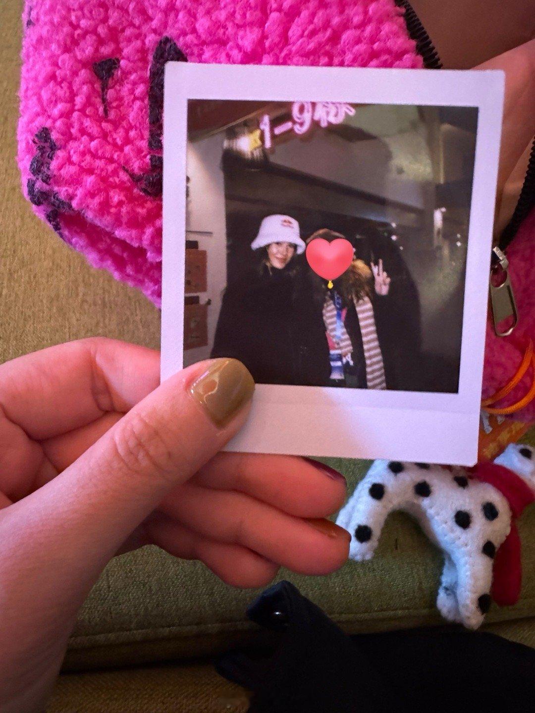 和谷爱凌拍上拍立得咯🫶🏻本人比电视上还漂亮好多，人特别nice，我说我给你单