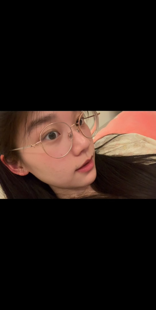 此女很会装的 