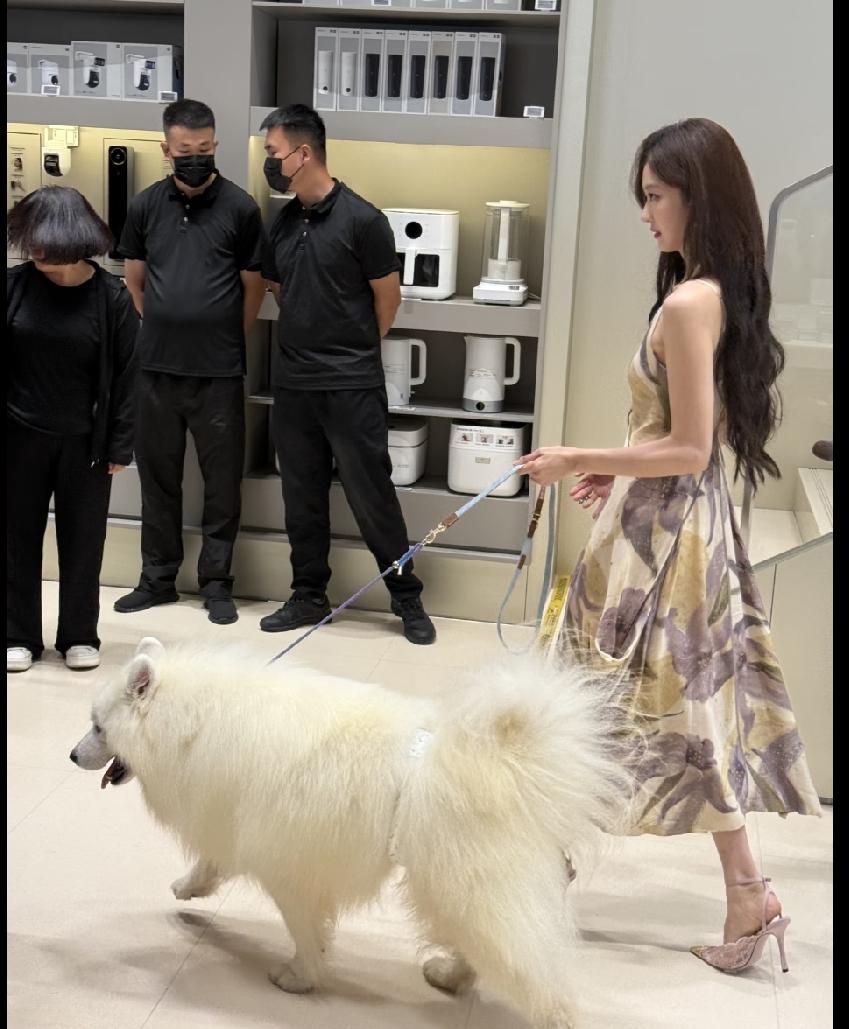 孙千这会真的升咖了。
她和普通人不是一个图层的，随便出行还是活动，都会很多观众了