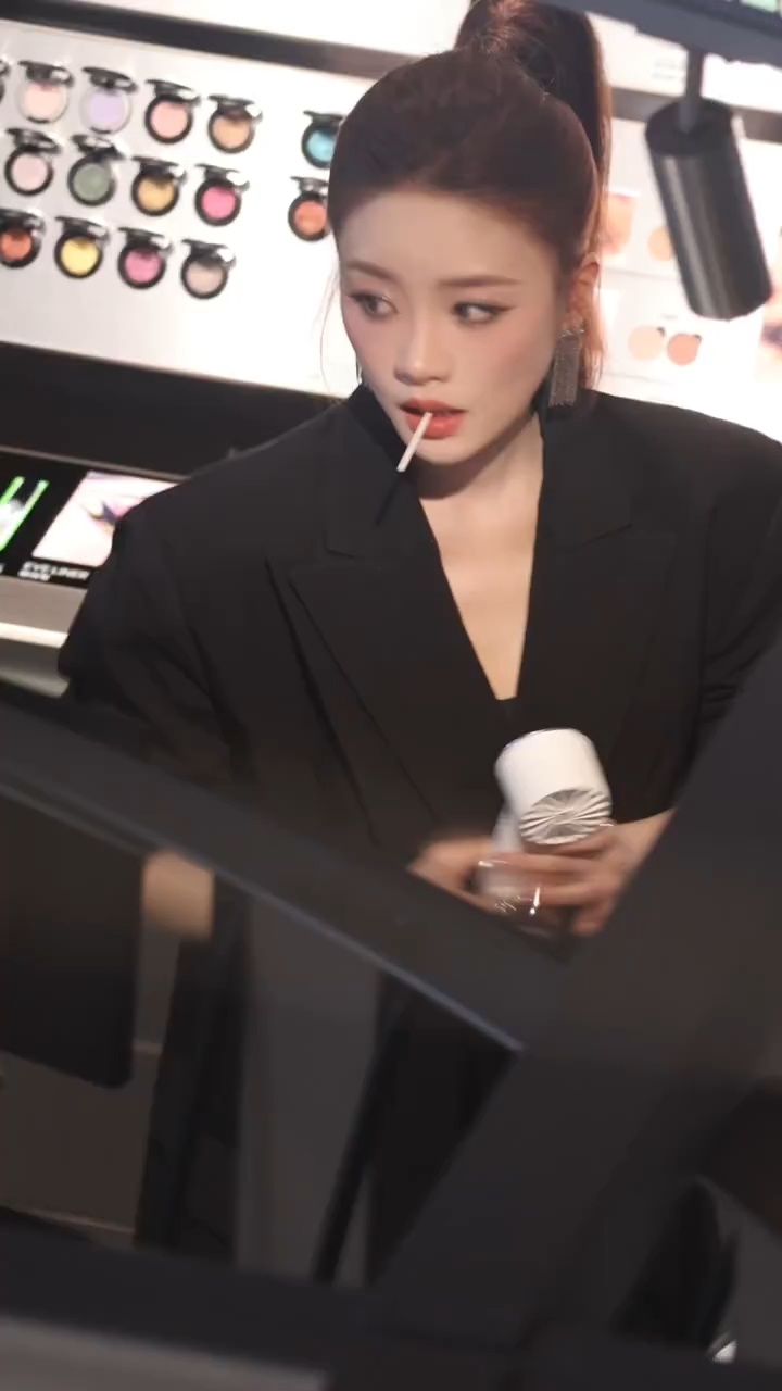 天惹！张月叼根棒棒糖都帅飞了啊啊啊🥵©logo 