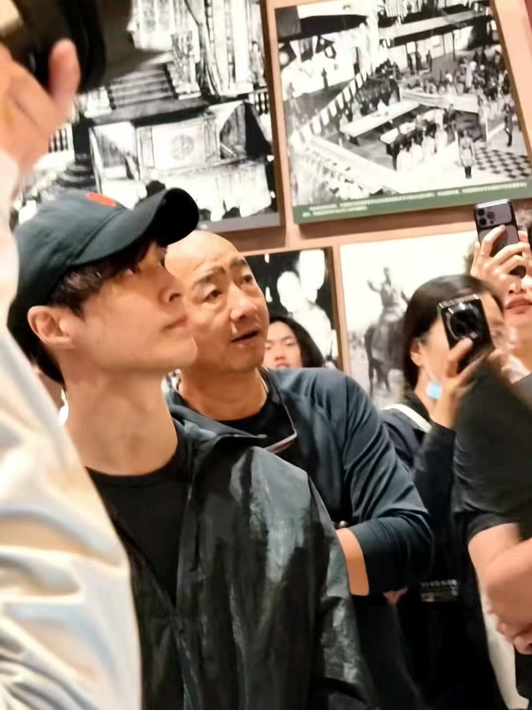 偶遇张艺兴张一山逛军博网友军博偶遇张艺兴张一山 哇！有网友偶遇张艺兴张一山逛军博