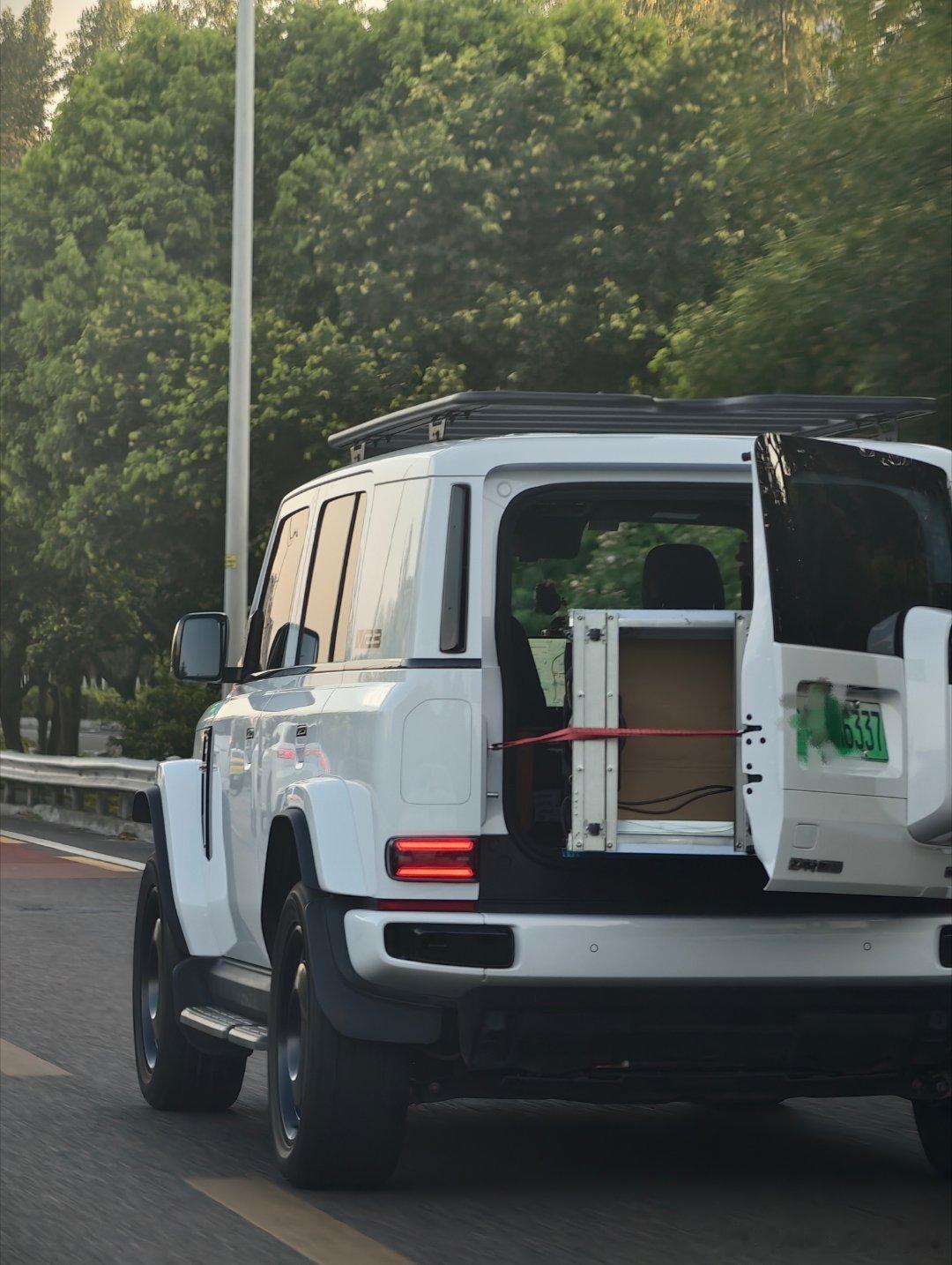 这icar v23 后备箱再小也不至于这样啊在快速路多危险啊后排不是能放倒纯平的