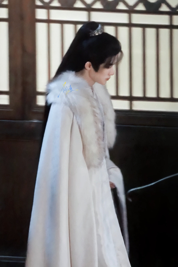 檀健次谢却山白衣大氅梦回相柳檀健次再现北海白樱 檀健次再现北海白樱，檀健次谢却山