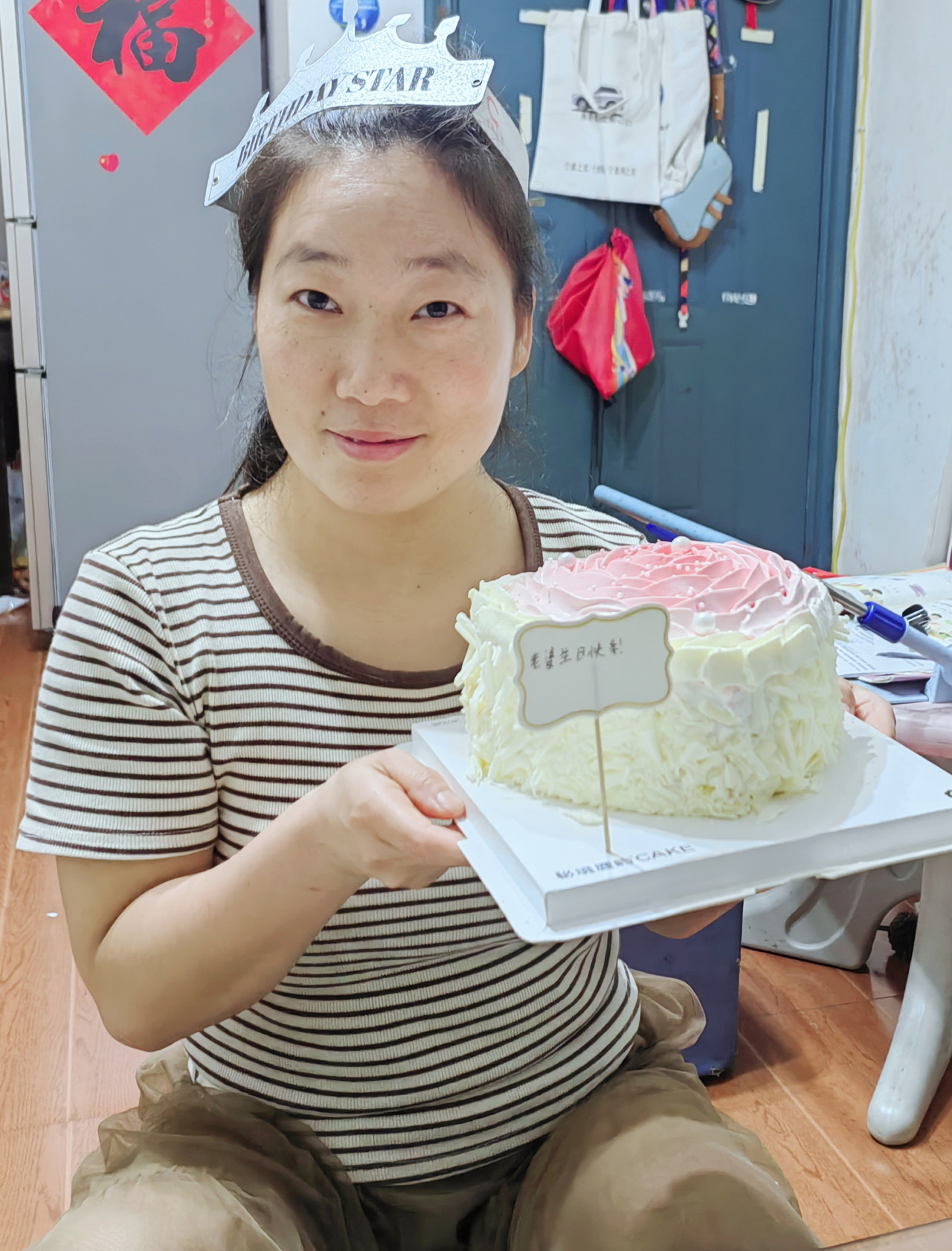 军嫂扎根宁波十年把宁波当成第二个家 军嫂薛海荣随军到宁波北仑大榭十年，初来时倍感