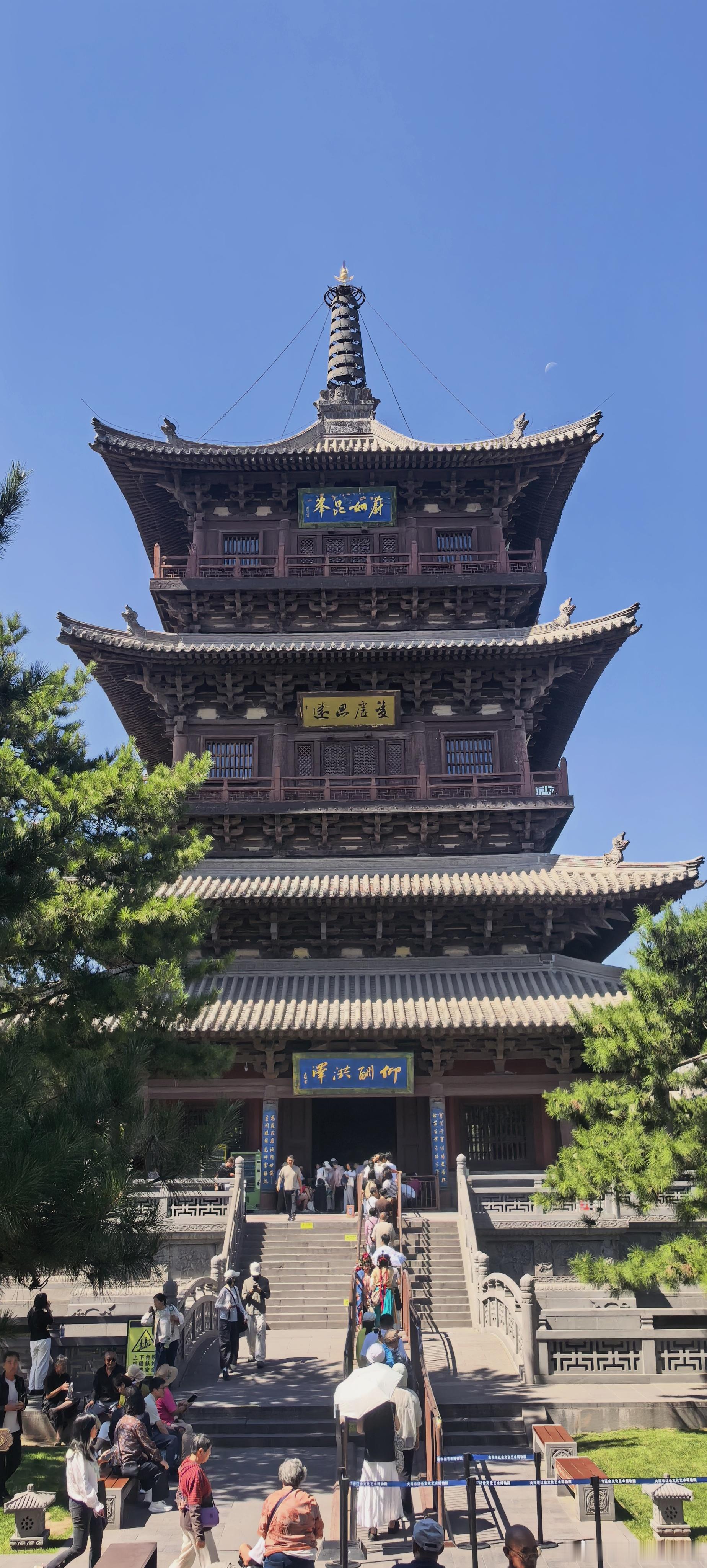 大同古城里面的华严寺……有两个姚明高的辽代琉璃鸱吻(其中一个是明朝后补的)，华严