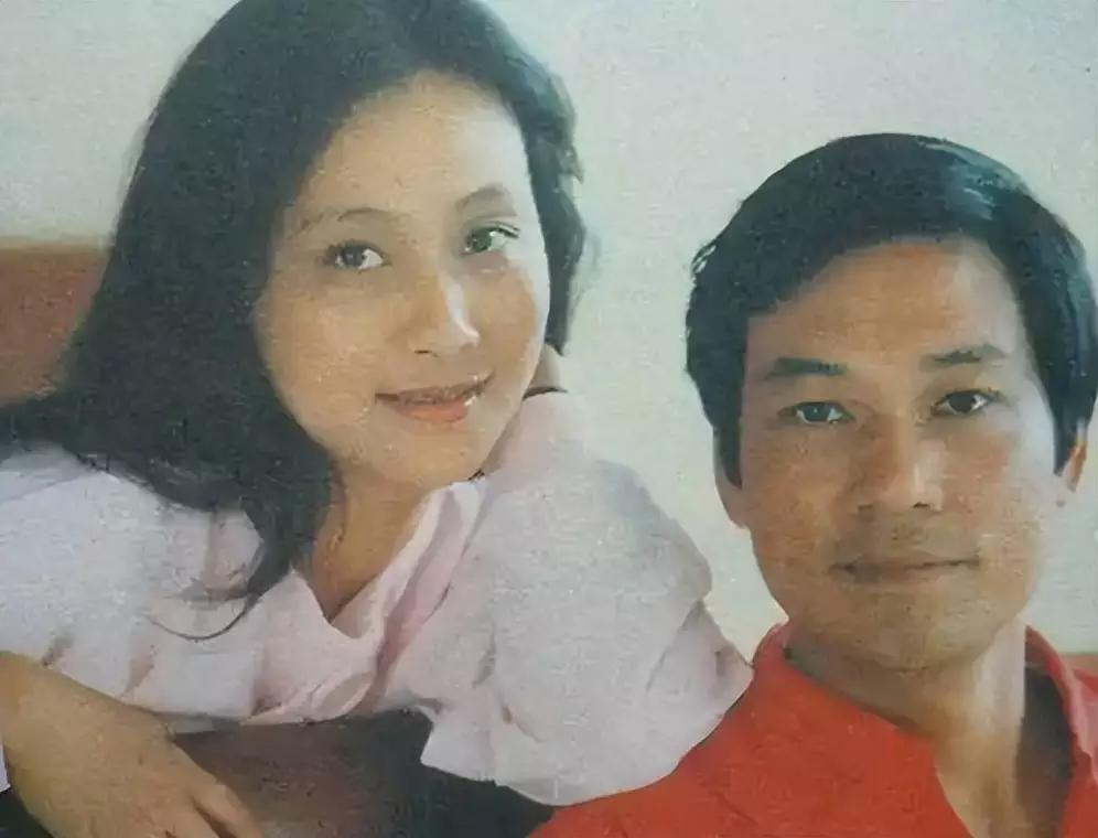 演员金鑫，很多人应该还记得。上世纪八十年代，他在《雪城》里演男主角，把特殊时期的