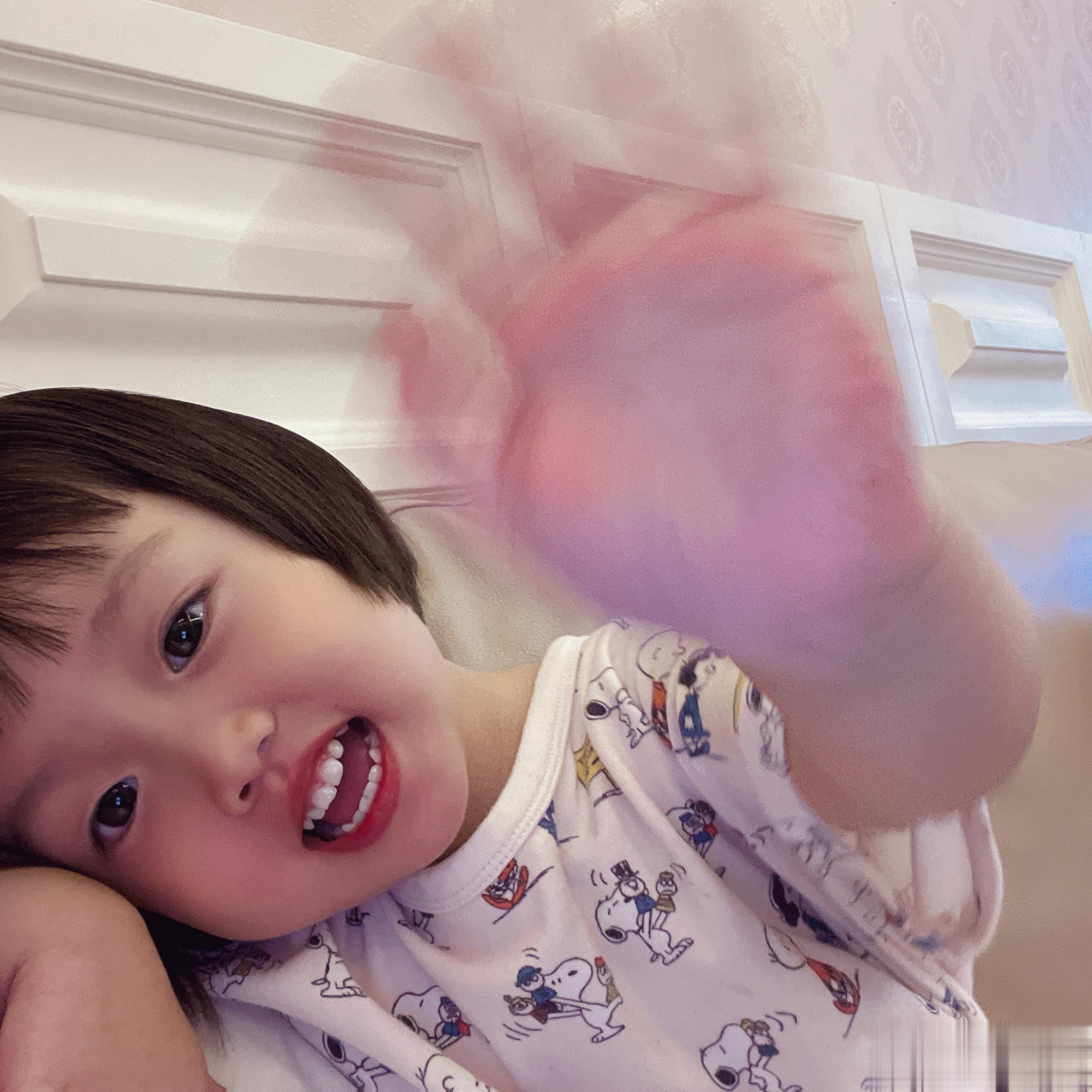 女儿吃完饭跑过来靠着我怎么这么可爱[偷笑]。 ​​​