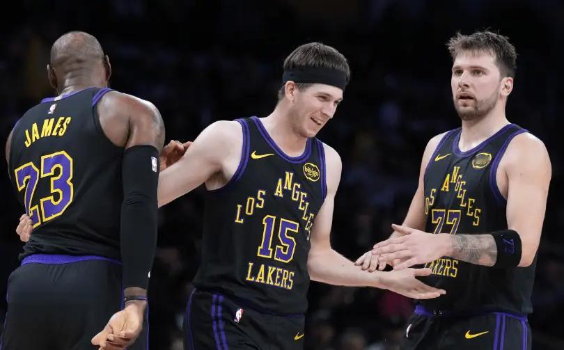 本赛季东契奇、詹姆斯、里夫斯、斯马特同时在场时，湖人的净效率是+14.2，但他们