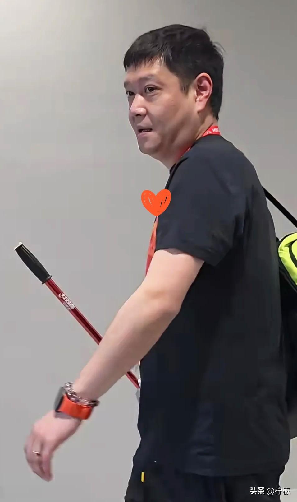 笑死我了！
邱贻可发的元宵节视频，
嘴里竟然说的是中秋快乐。邱指导你是醉了吗？是