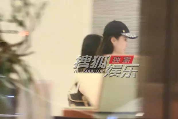 #刘亦菲会友反季节穿搭# 宴会上光彩夺目，私下里低调谦逊的刘亦菲谁能不爱[老师爱
