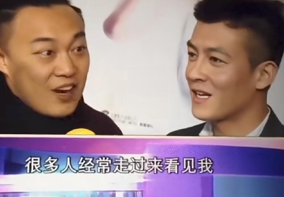 陈奕迅说经常有人走过来看一眼他那里……

陈奕迅当年也太敢讲了，记者都惊呆了，问