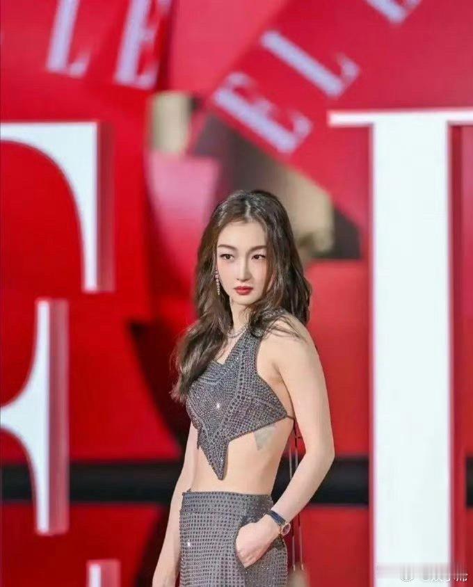 周冬雨的变化让人意外，几乎认不出她，仿佛成了另一位颜值出众的美女。 