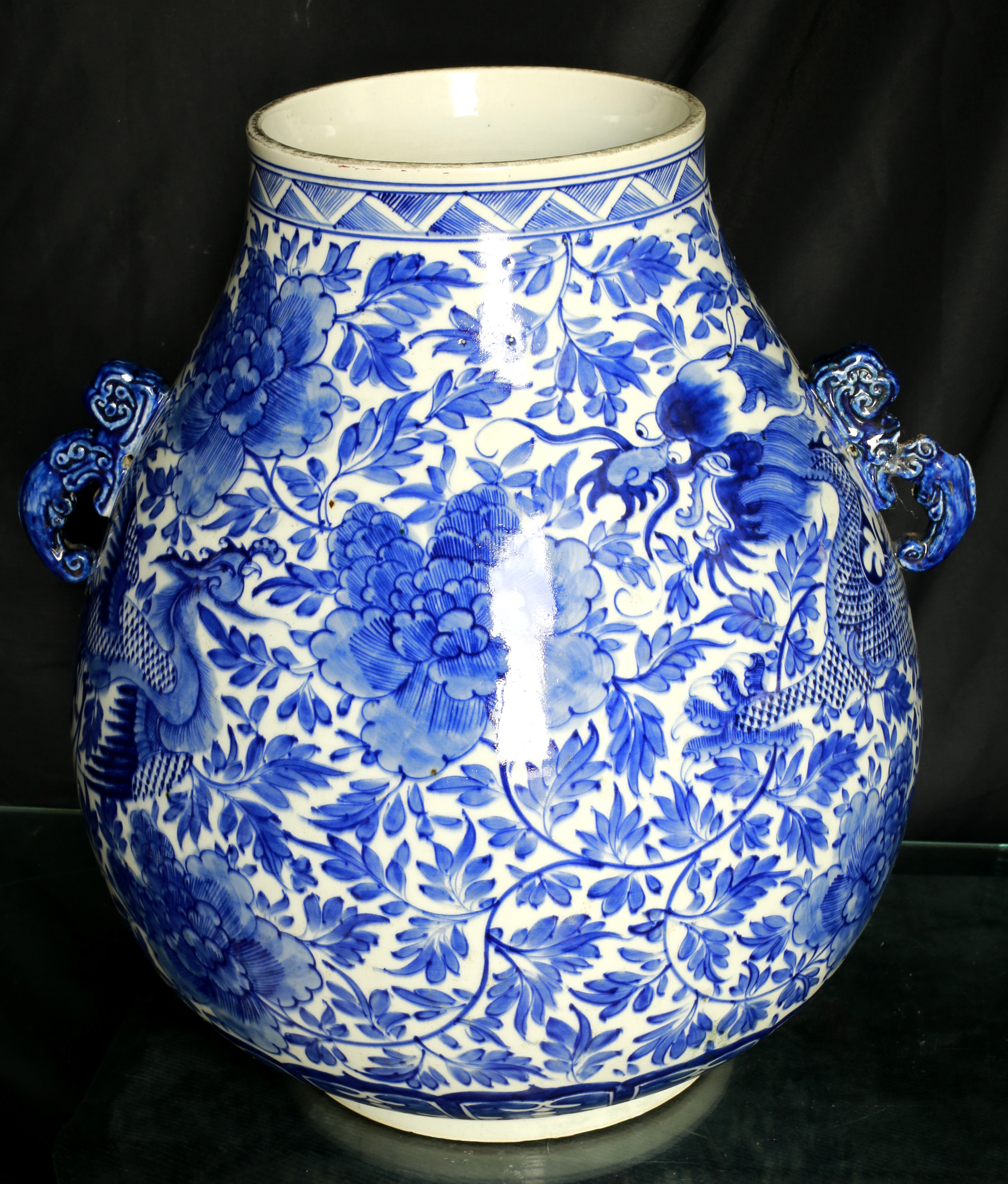清中期青花龙凤穿花卉纹大尊一件尺寸：高43.3CM，双耳宽42CM,腹径38CM