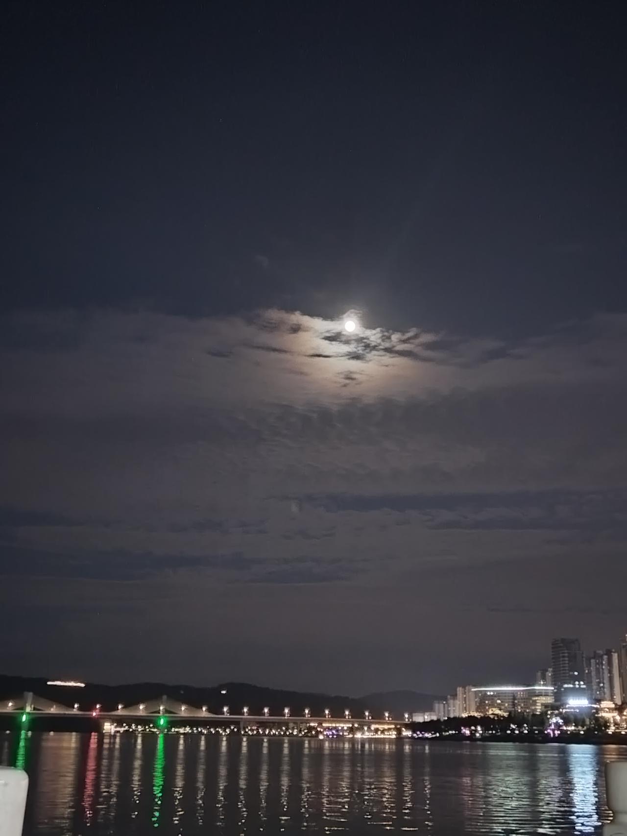 合川嘉陵江湾，今夜月映江城