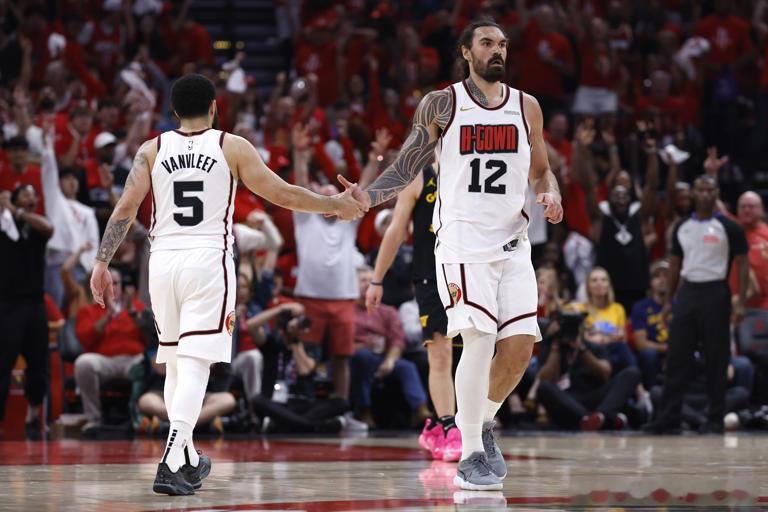 火箭队今日伤病报告仅有三名球员上榜。塔里·伊森和多里安·芬尼-史密斯在缺席周四比