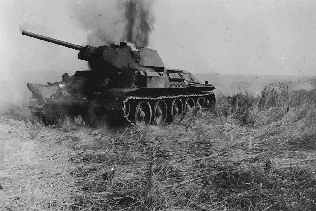 1942 年 4 月 2 日，中尉尼基塔・帕夫洛维奇・布利诺夫在燃烧的坦克中继续