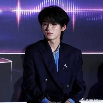 宋亚轩金丝眼镜西装杀国乐无双身穿西装的小宋，配上精致的金丝眼镜，宛如从古典绘画中