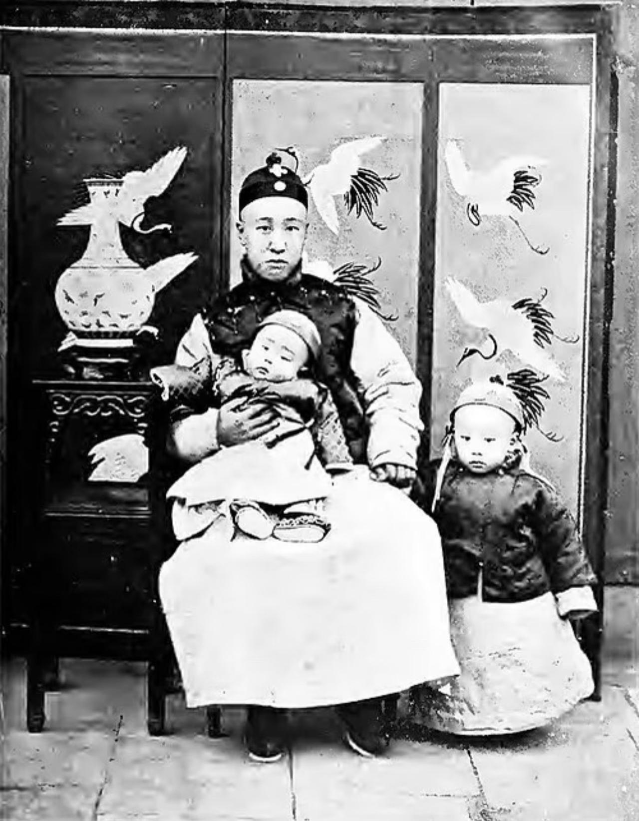 没想到这张1908年的普通父子合影，居然藏着大清最后的命运伏笔。拍这张照的时候，