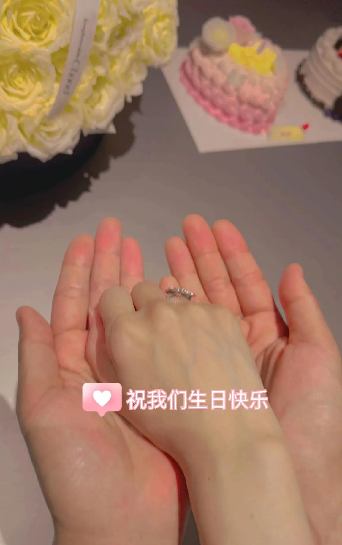 刚刚，@杜淳妻子@王灿发文庆祝夫妻二人同一天过生日，她表示，快乐双倍·幸福双倍?