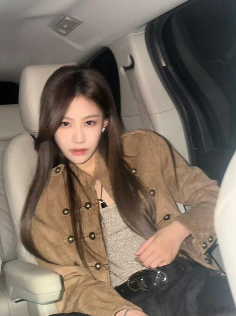 袁一琦穿这么多有什么心事吗谁被袁一琦的反差感戳到了，明明是夏天的晚会，大家都在穿