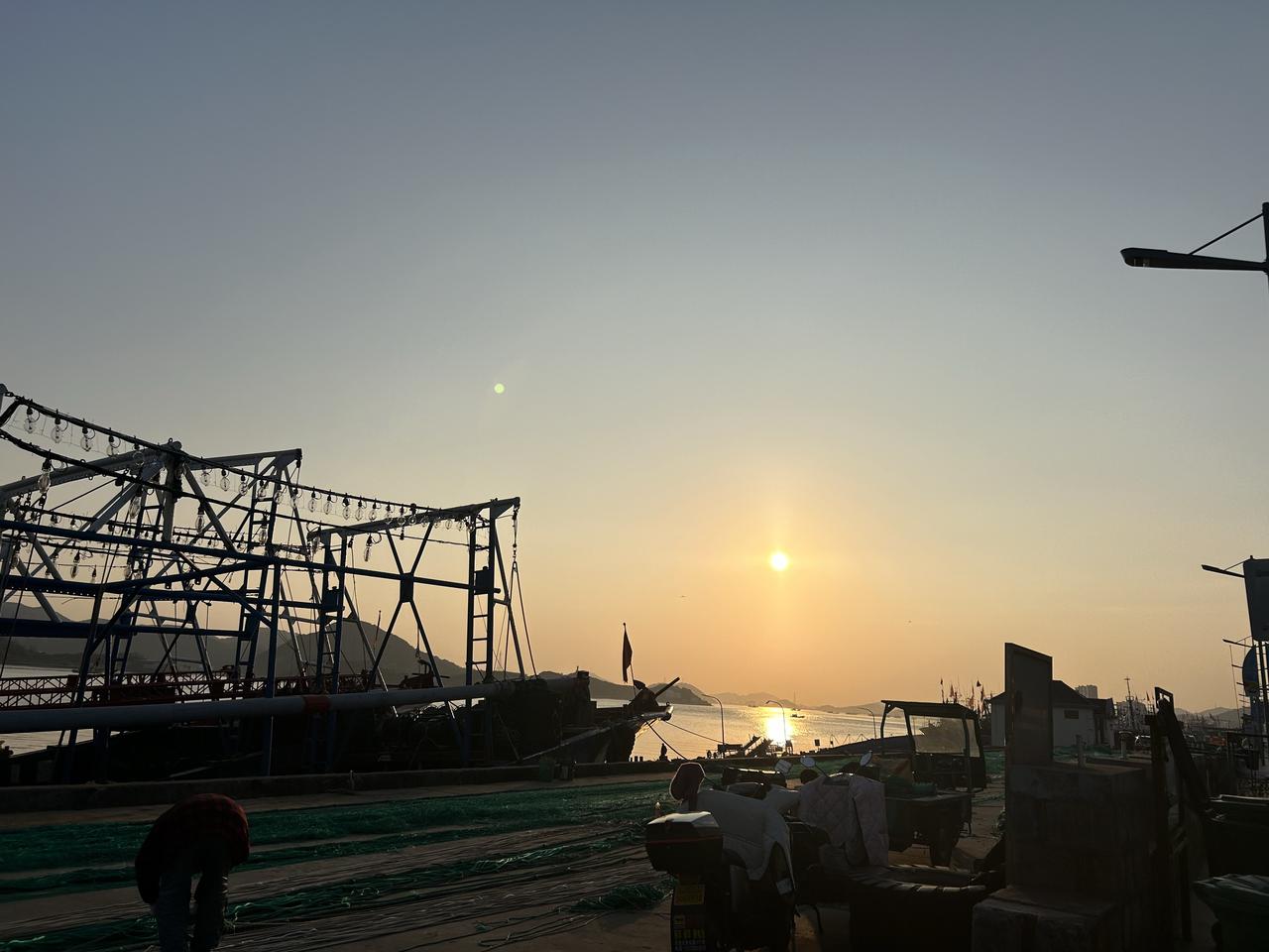 表姐又来视频了。

屏幕上那张大脸，毛孔都看得清。我手比脑子快，啪一下摁掉，给她