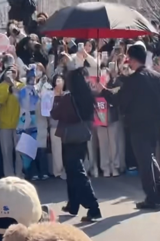 这大老鼠干笑s了 