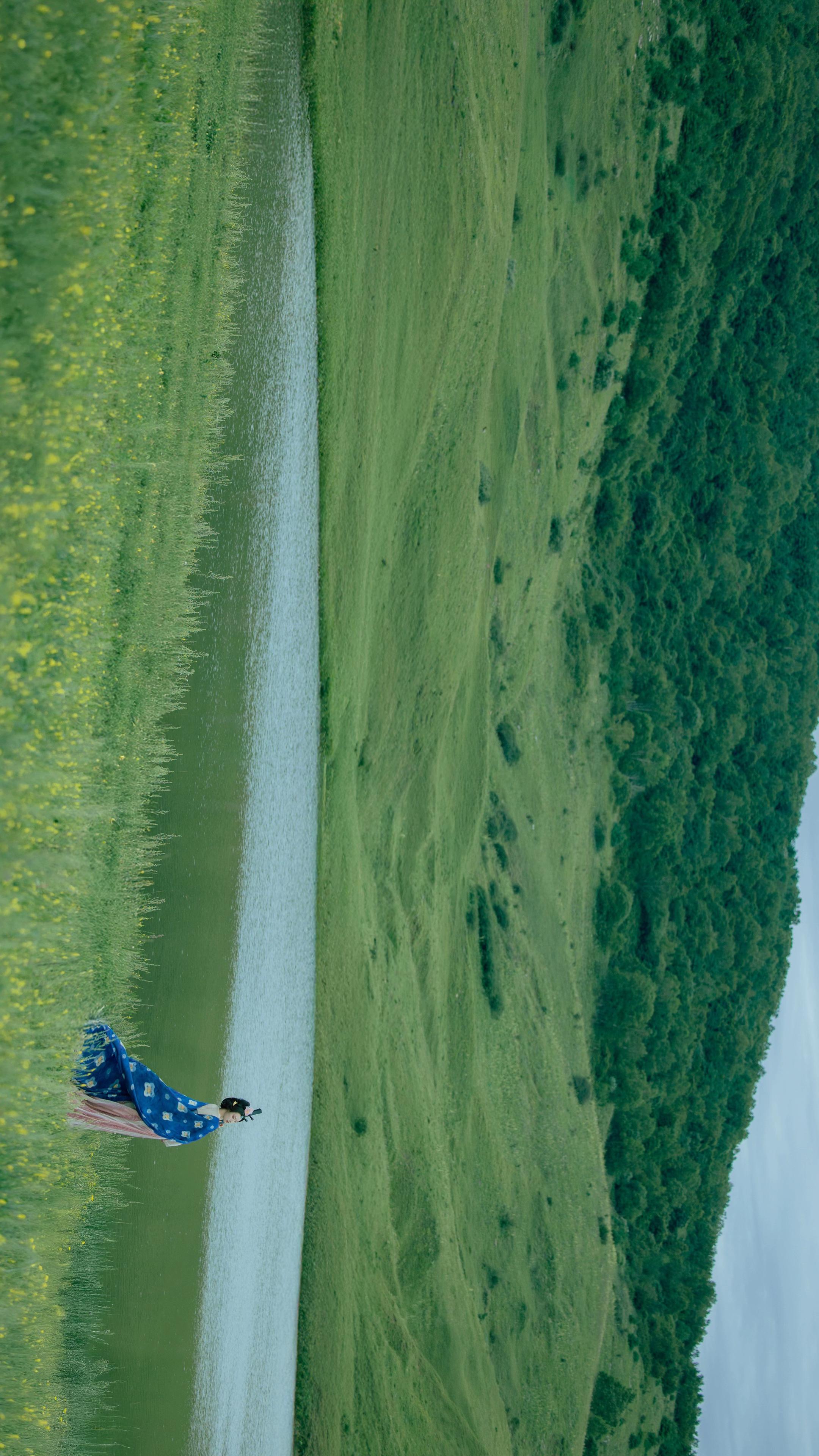 虽然山川美景尽在眼前，我却只是匆匆旅者，无法驻足流连。