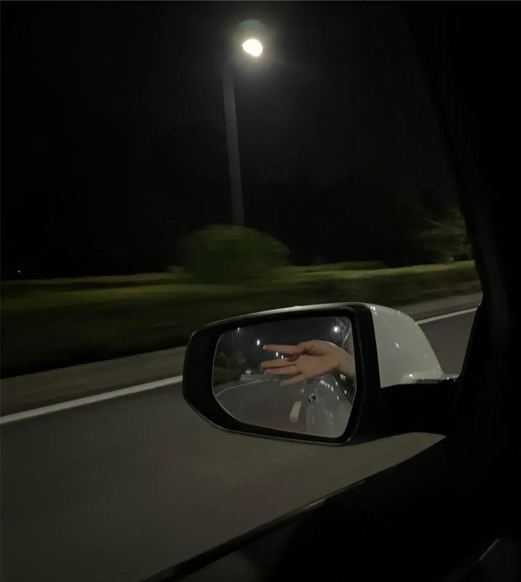 车里不是逃家，是给自己留了口气。
下班不急着推门，先把妆补好，天窗一开，风灌进来
