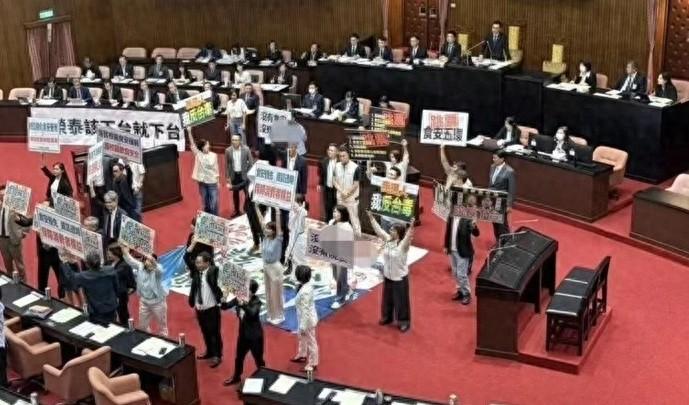 致癌油事件持续延烧，蒋万安号召民众7月25日上街头抗争。随着致癌油风波在岛内持续
