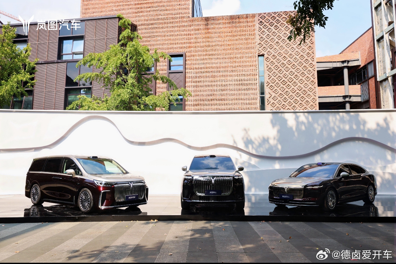 岚图将这三台款车型定义为三旗舰，那么产品价格带可能不会拉的太开，梦想家 MPV 