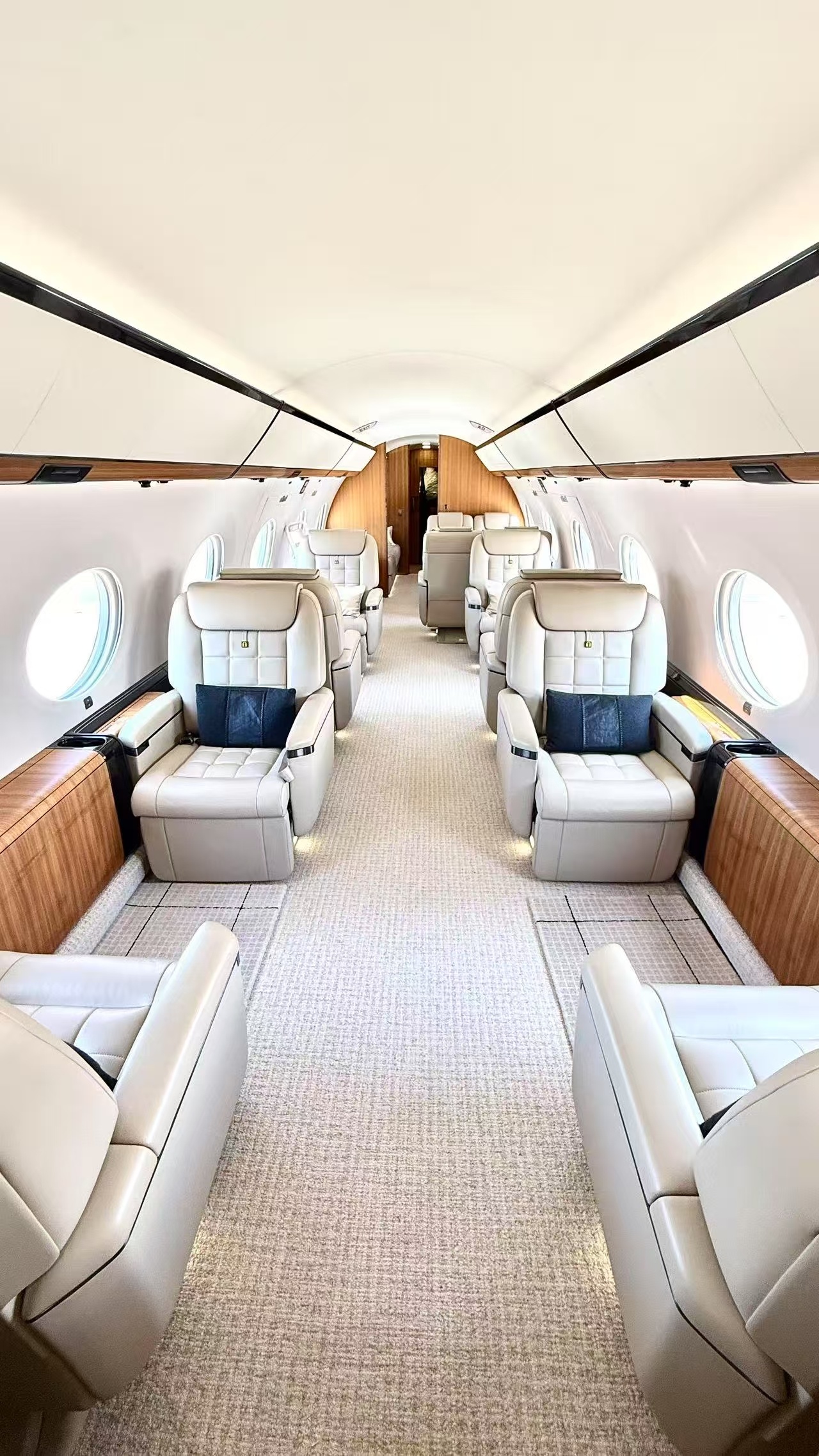 迪丽热巴离开迪拜的解决办法 1 从陆路前往阿曼的马斯喀特机场，阿曼对中国公民免签