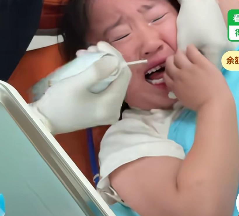 女孩换牙期，乳牙还没掉就长出了双排牙，还没开始拔，他就使劲哭，
医生说不疼的，