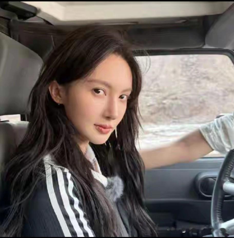 金晨现在应该立即做3件事！

第1、发布道歉声明，把事情的原委讲清楚，承认她是因