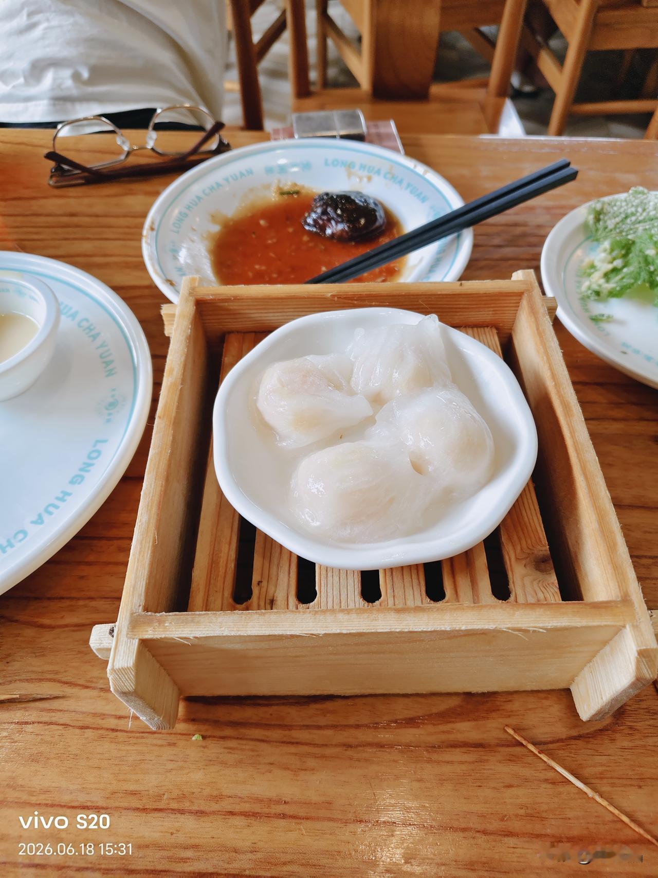 晒晒今天的下午茶，女儿选择的文昌“龙华茶园”。这家店算是文昌老爸茶的“升级版”了