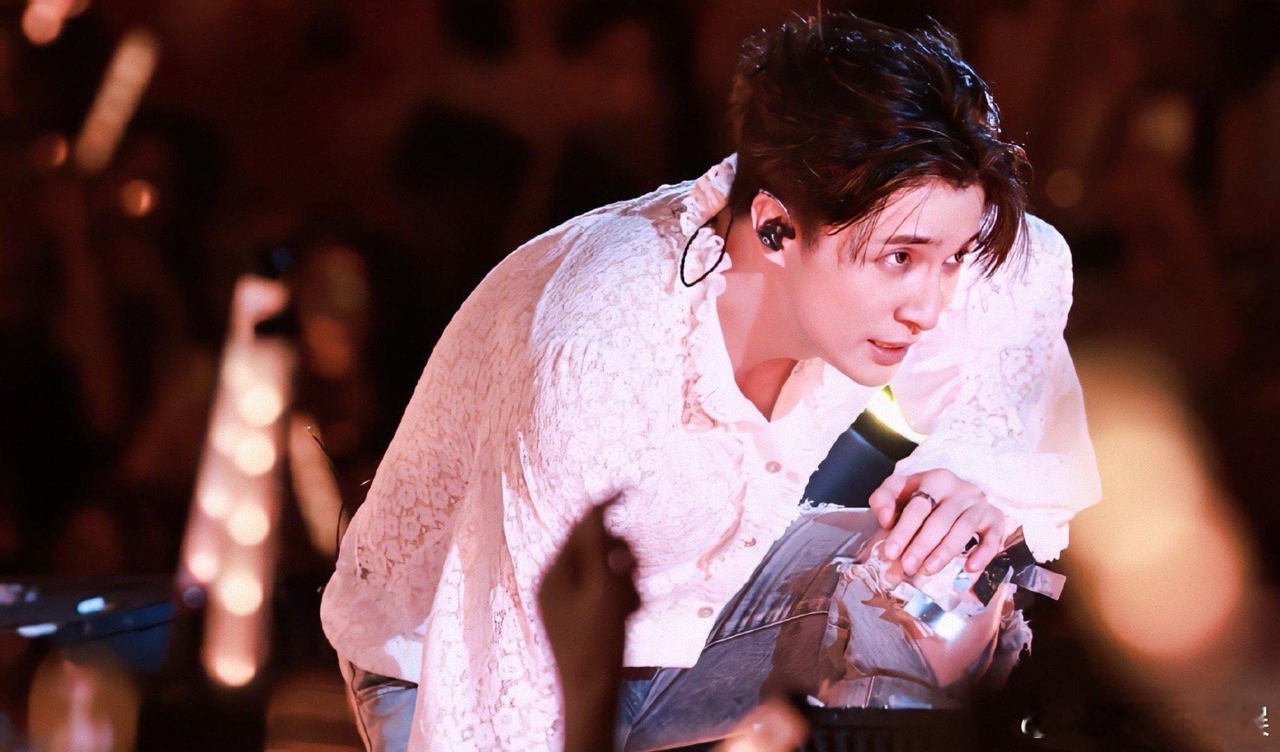 #薛之谦清唱一千个伤心的理由#老薛清唱的这两句也太好听了，可以当我的起床闹钟了。