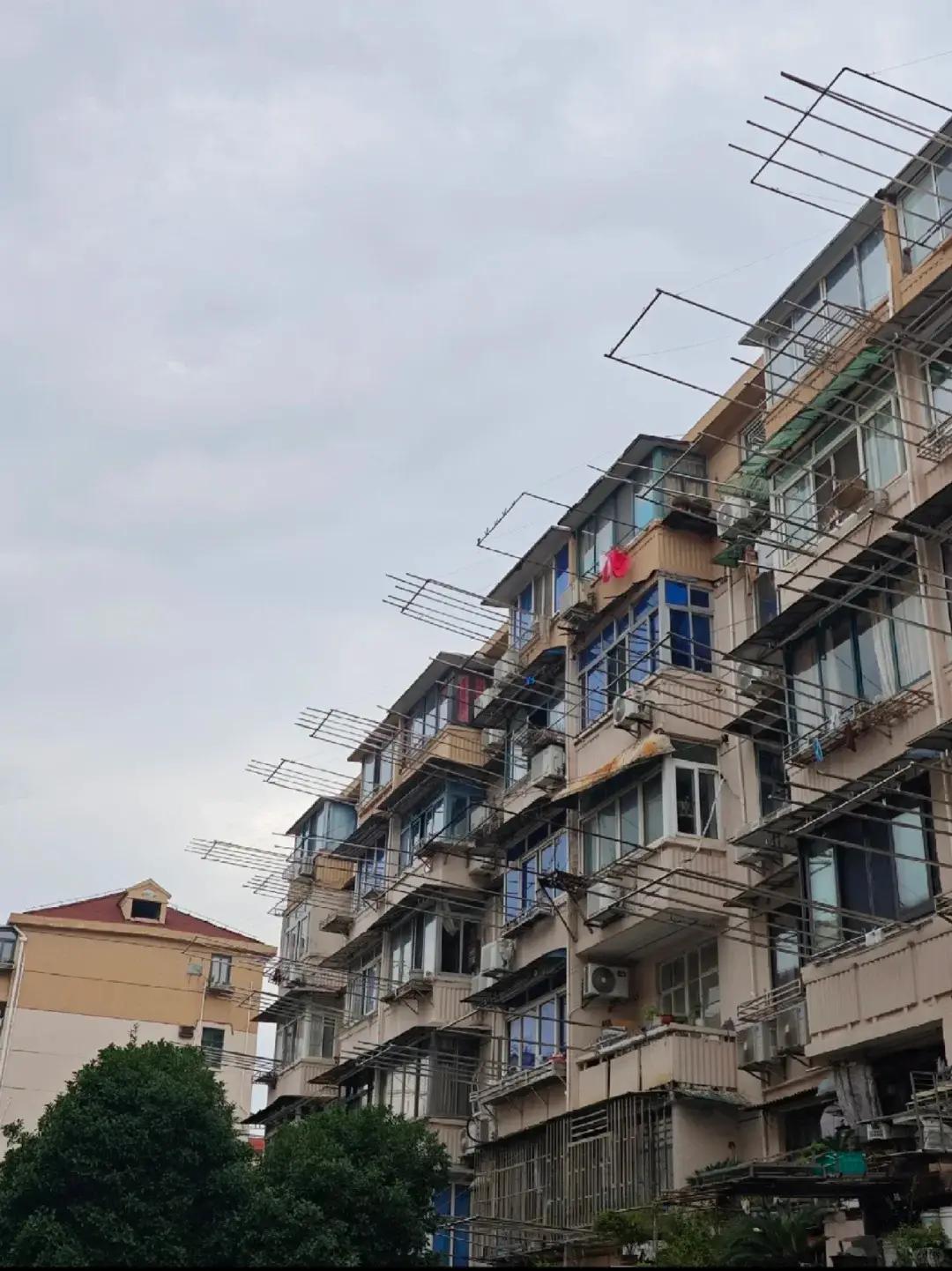 为什么国家宁愿亏钱也要收老破小？这才是真正的“房住不炒”！
国家队真金白银扫货“